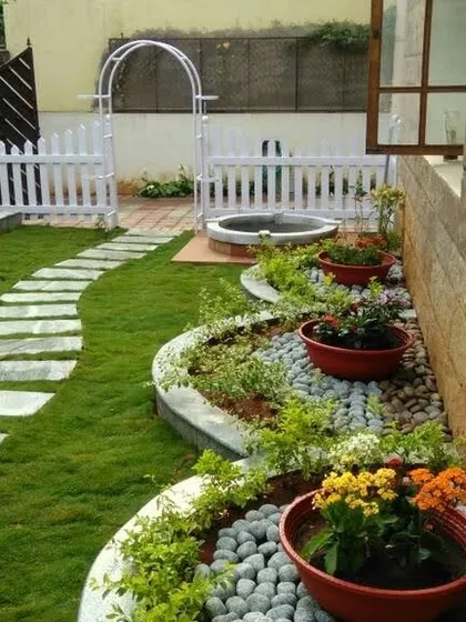 We create charming and classic garden designs, incorporating elements like winding stone paths, colorful potted flower arrangements, and elegant white picket fences to build your dream garden.