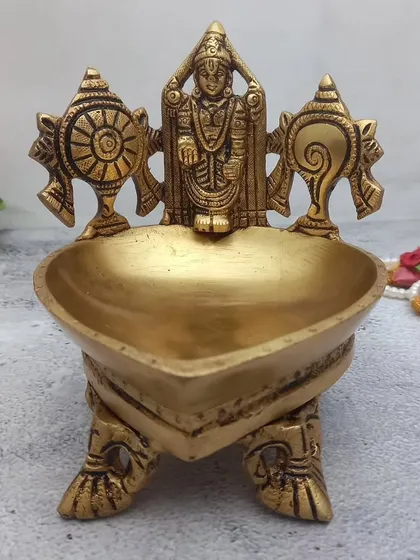 Yeh Balaji Diya ka ek aur angle hai, jo iske sundar heart shape ko highlight karta hai.