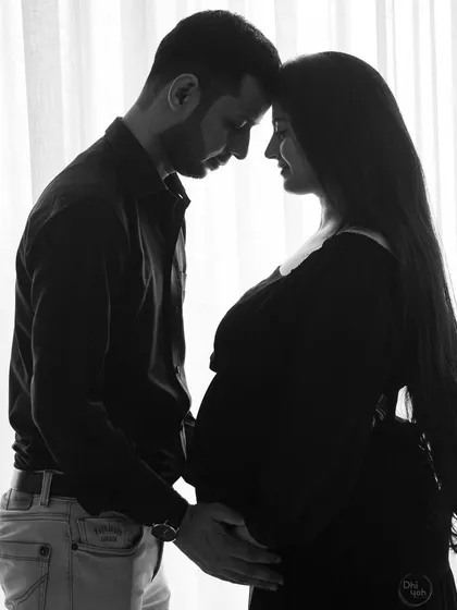 Sometimes, the most powerful moments are the quietest. This black and white silhouette captures the deep, unspoken connection between partners, a beautiful and intimate memory of the time you spent waiting for your little one.