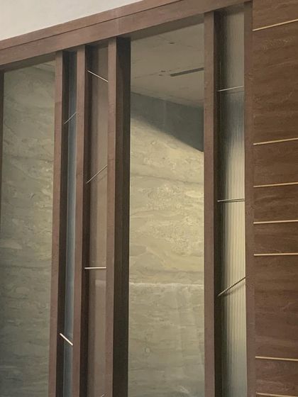 The power of the line. This detail shows the precise joinery of wood panels and metal inlays, creating a composition of fluting, fins, and lines that adds a subtle, linear rhythm to the space.