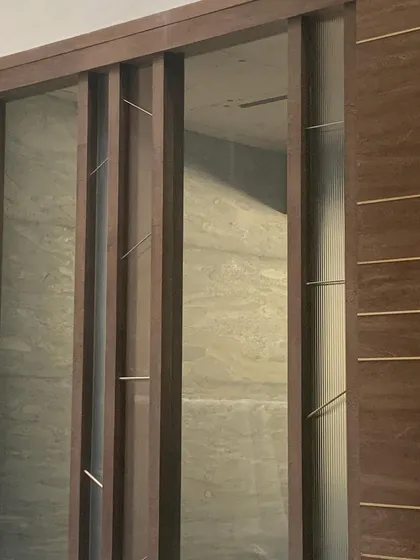 The power of the line. This detail shows the precise joinery of wood panels and metal inlays, creating a composition of fluting, fins, and lines that adds a subtle, linear rhythm to the space.