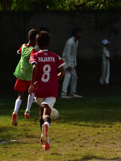 A player in full sprint, driving the ball forward on a counter-attack. Speed and decisiveness are crucial elements of our playing style.