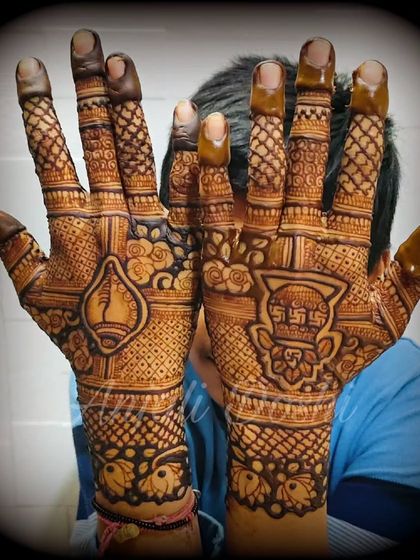 A design for a Diksharthi, featuring auspicious symbols like the Kalash and the Swastik. The intricate patterns are a beautiful way to honor this sacred transition.