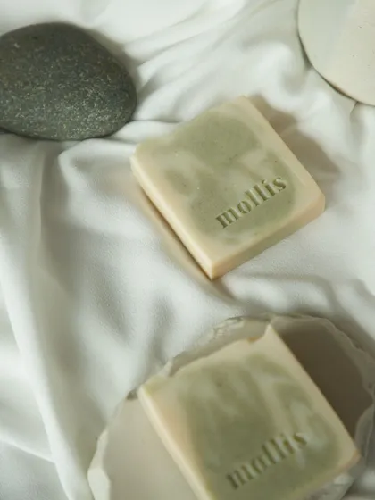 This soap is enriched with French green clay, indigo leaf powder, and coconut milk for deep hydration.