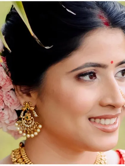 Sanyukta's reception look close-up. The makeup stayed fresh for hours, transitioning perfectly from a day to night look.