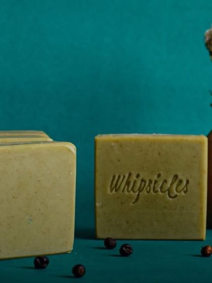 Our Green Zest soap is crafted to rejuvenate your body and mind. It contains ground Juniper Berry for gentle exfoliation and French Green Clay to draw out impurities and balance oil production.