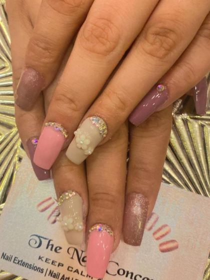 A beautiful multi-toned set perfect for a special occasion. It combines matte and glitter nails in shades of pink and nude, with 3D sculpted flowers and rhinestone details.