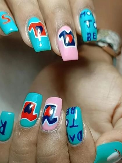 A playful and unique design for a mom-to-be, with "Mom to be" text and t-shirt graphics on bright blue and pink nails.