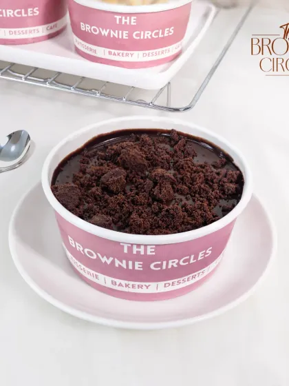 We created cake tubs to solve a simple problem: getting a perfect slice of cake delivered safely. Our Death by Chocolate tub is pure indulgence, layering rich chocolate sponge, creamy ganache, and chocolate crumble for an unforgettable experience.