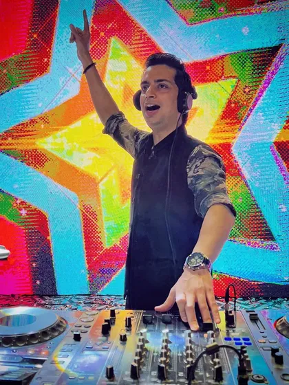 All the glitters might not be gold, but this spectacular, colorful stage was definitely something special. I love performing at events with such creative visuals.