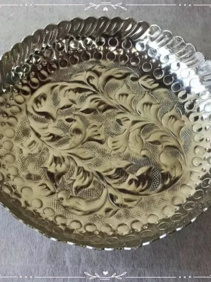 A simple yet elegant silver-finish urli with an embossed floral pattern. This versatile piece can be used for poojas, as a fruit bowl, or for floating flower arrangements.