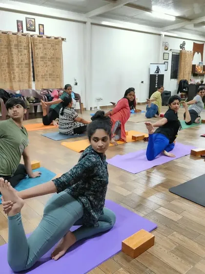 A full class working on Rajakapotasana (Pigeon Pose). It's wonderful to see so many students at different stages of their practice exploring this deep hip-opening pose together.