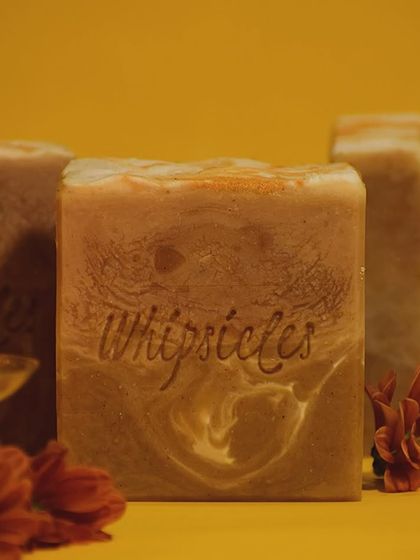 This soap is infused with turmeric for its healing and brightening properties. The opulent blend is perfect for gifting or indulging in festive self-care.