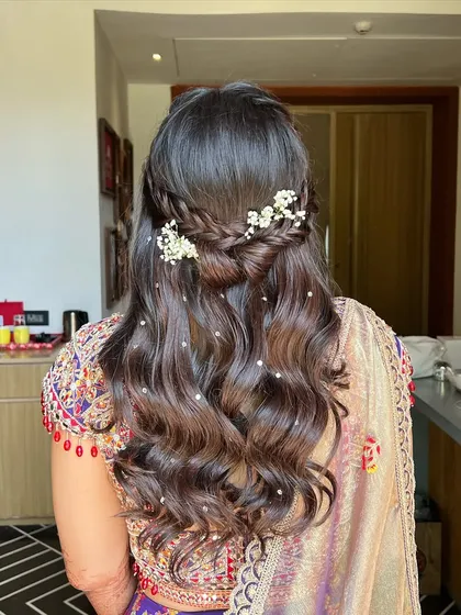Another angle of the pretty Haldi hairstyle, perfect for a bride who loves delicate and romantic details.