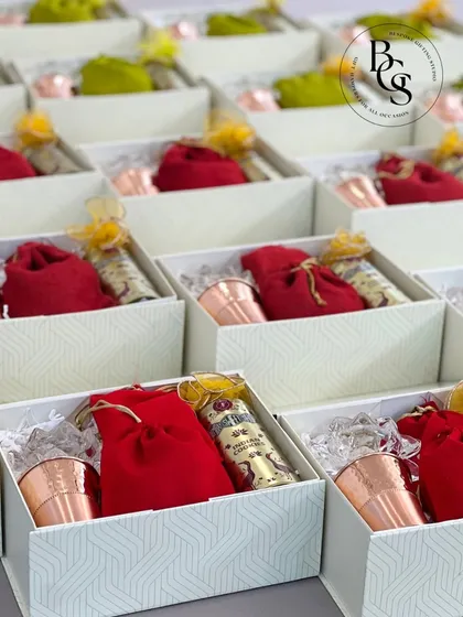 These small gift boxes are perfect for distributing favours at a large event. The simple design allows for easy customization with different coloured pouches and tags to match any theme.
