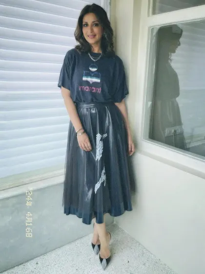 A full-length look at the chic and casual style of Sonali Bendre. The natural makeup look I created is versatile enough for any occasion.