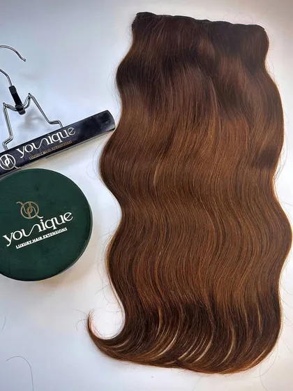 This ear-to-ear clip-in weft in a wavy texture is perfect for adding significant volume and body. It comes with a convenient hanger for easy storage, keeping your extensions in perfect shape.