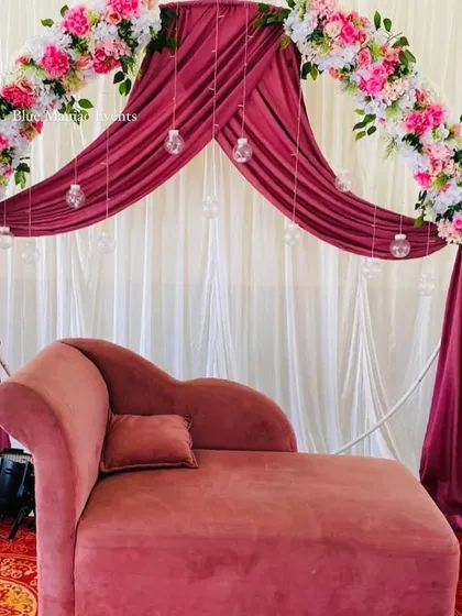 This version of the wine-colored Roka setup features a luxurious chaise lounge, adding an element of glamour and comfort for the couple.