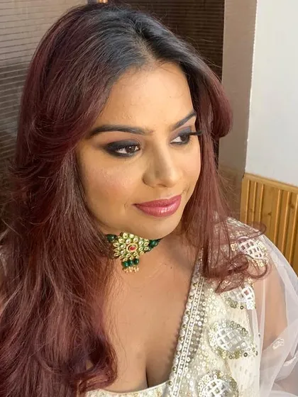 This is a beautiful example of a soft glam day makeup look that can easily transition to the evening. I used a subtle smokey eye, a warm pink lip, and gentle contouring to define her features, creating a fresh and polished look.