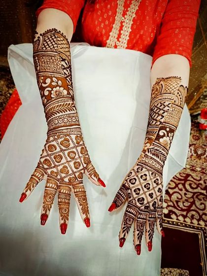 A clear, top-down view of the full back-hand bridal mehandi.