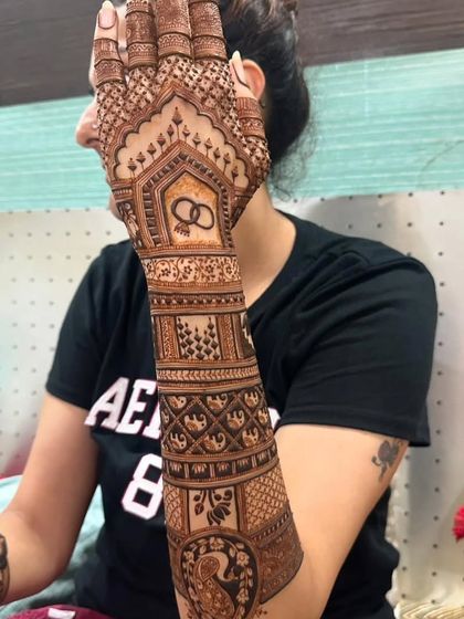 Intricate Bridal & Storytelling Mehndi photo 5