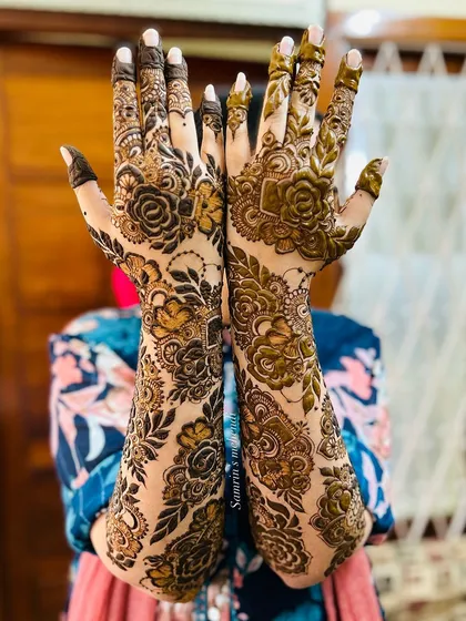 For the bride who loves a modern yet elegant look, I create Dubai-inspired floral designs. These patterns use negative space beautifully, making the bold flowers and leaves pop for a contemporary and stylish feel.