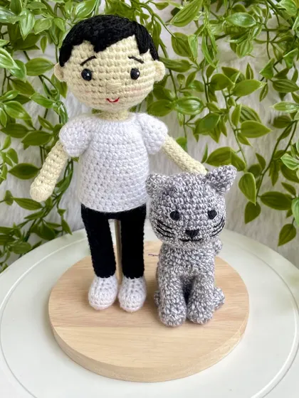 A boy and his best friend! This custom order was for a replica doll of a little boy and his pet cat, complete with a wooden base for display. It’s a wonderful way to celebrate the bond between a child and their pet.