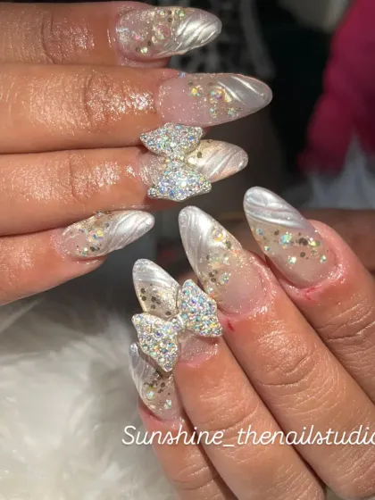 A still image of the 3D glitter bow nails.