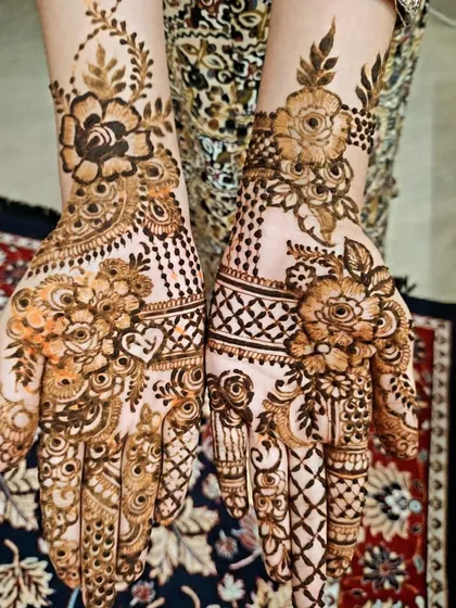 The full two-hand view of this lovely floral and net pattern.