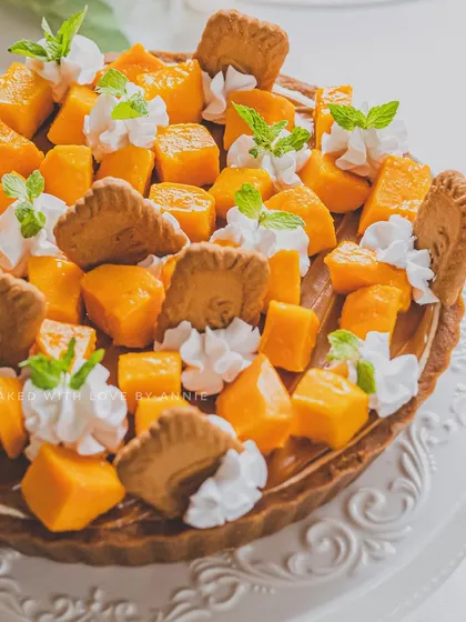 My Lotus Biscoff Mango Cheesecake is a classic for a reason. A buttery Lotus biscuit base, velvety Biscoff cheesecake filling, and fresh Alphonso mangoes create a perfect pairing.