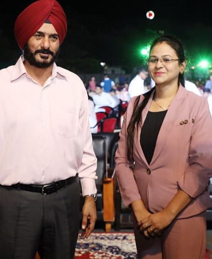 A proud moment with Lt. Gen. H. S. Kahlon after performing a sand art story of his journey during his farewell ceremony. It is a privilege to meet our nation's heroes.