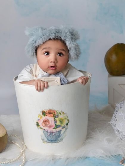 Aww, my little heart! This summer-themed setup with coconuts and a ukulele is so sweet and unique, perfect for a baby with a relaxed vibe.