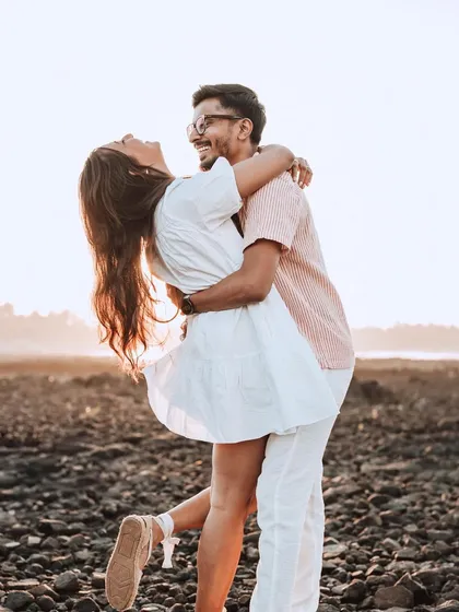 Pure, unadulterated joy. I love encouraging couples like Harsh and Shreya to just be themselves during their pre-wedding shoot, resulting in candid moments of laughter and love like this one on the beach.