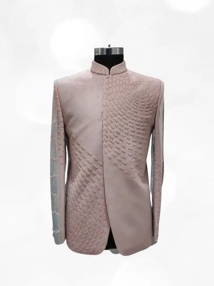 This dusty pink Jodhpuri suit features contemporary textured embroidery and detailed sleeves. A perfect pre-loved choice for a day wedding or engagement party.
