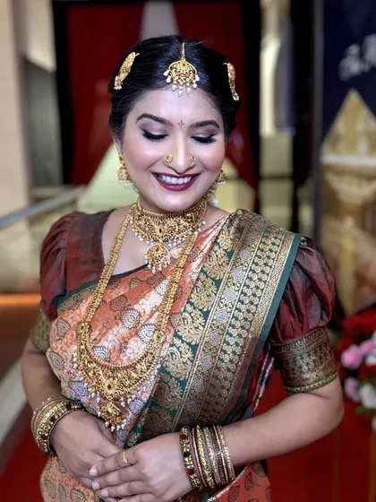 I teach my students how to create authentic and elegant regional bridal looks, like this South Indian bride. Notice the classic gold jewelry, the rich Kanjivaram saree, and the makeup that complements her traditional attire with warm tones and a defined eye.