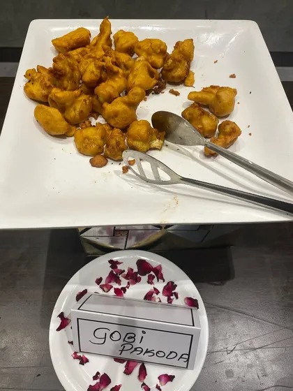 A platter of Gobi Pakoda, where cauliflower florets are dipped in a spiced batter and deep-fried.