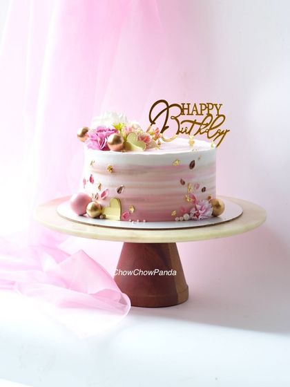 A simple and elegant floral cake with a pink ombre finish, perfect for a fairy-tale or princess-themed party.