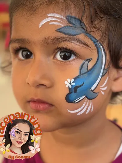 A cute blue dolphin leaping across the face. This is a wonderful choice for an under-the-sea or pool party theme.