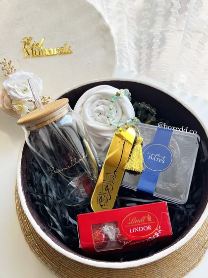 Another beautiful Eid gift hamper in a round velvet box, containing a personalized tumbler, dates, chocolates, and a Tasbeeh.