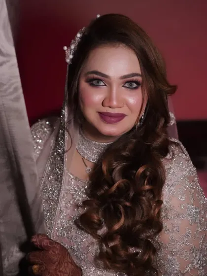 Another stunning shot of this Walima bride. Her makeup is glamorous with a bold lip.