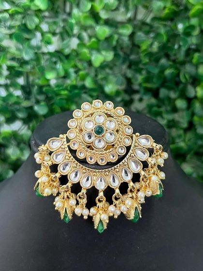 The matching passa from this set, featuring a large circular design with green bead drops.