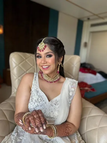 A bright and happy portrait. This look is perfect for a daytime wedding function, with a focus on fresh skin and a radiant smile.