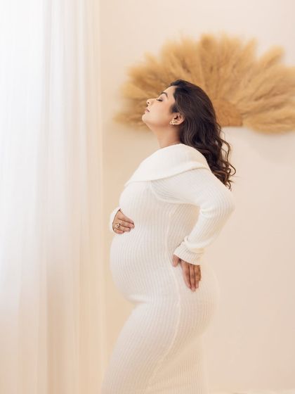 A beautiful profile shot that accentuates the baby bump in this comfortable and stylish ribbed dress.