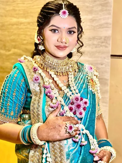 A beautiful mom-to-be wearing a custom floral jewellery set for her dohale jevan (Maharashtrian baby shower). The design uses a combination of fresh white and pink flowers to create a delicate and celebratory look.