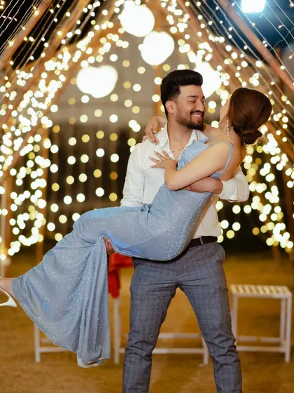 As night falls, we create a different kind of magic. Here, I used a cascade of fairy lights to create a dreamy, romantic atmosphere, capturing a sweet, spontaneous moment as the couple shares a lift.