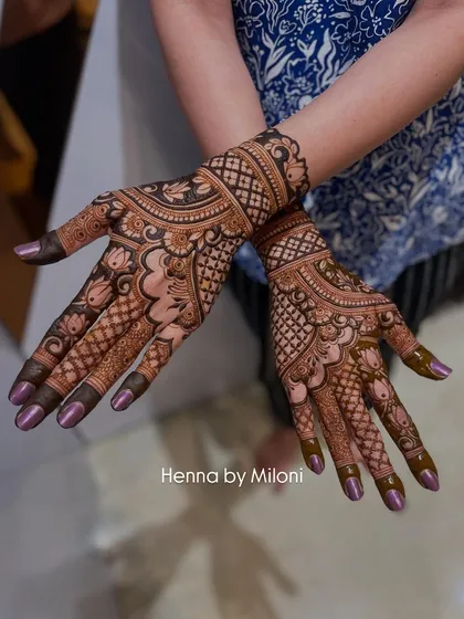 A lovely design with a mix of floral and net patterns. The use of negative space creates a modern and elegant feel.