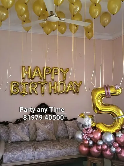 The 5th birthday bouquet as part of a full room decoration with helium balloons.