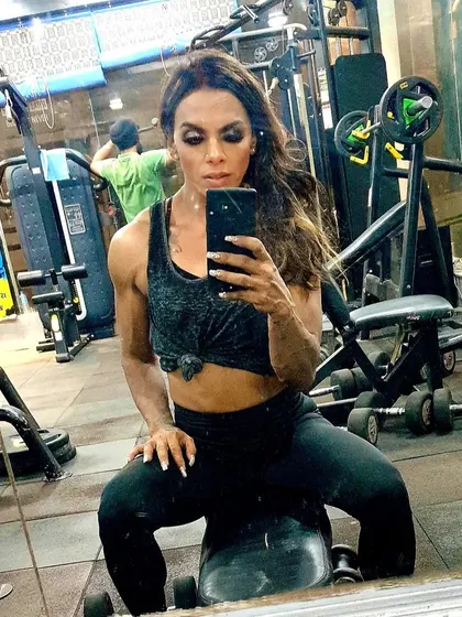 Another selfie from the gym floor. Documenting your journey is important for motivation. I help my clients see progress not just in the mirror, but in their energy and strength levels.