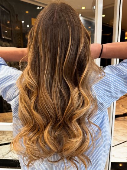 Another look at this freehand balayage, showing the beautiful, sun-kissed blonde highlights.