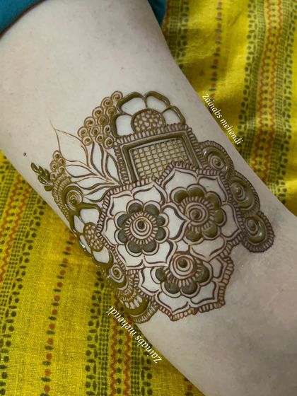 A close-up of the armband for bride Sana, featuring a unique window-like motif surrounded by flowers.